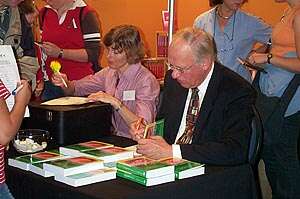 Foto: Oudenampsen/Medema - Ouweneel signeert zijn boek